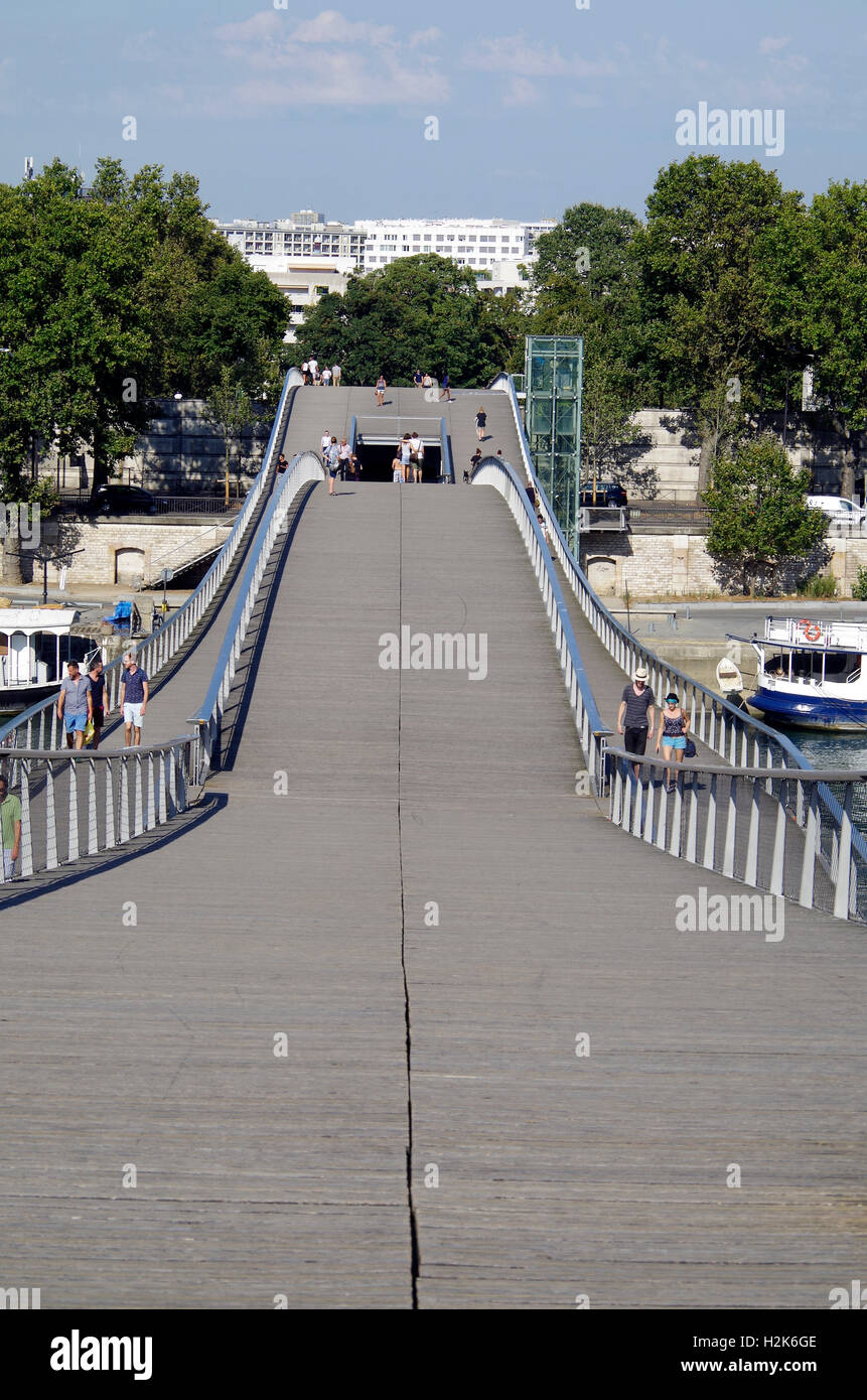 Paris, le Pont Simone de Beauvoir sur la Seine Banque D'Images