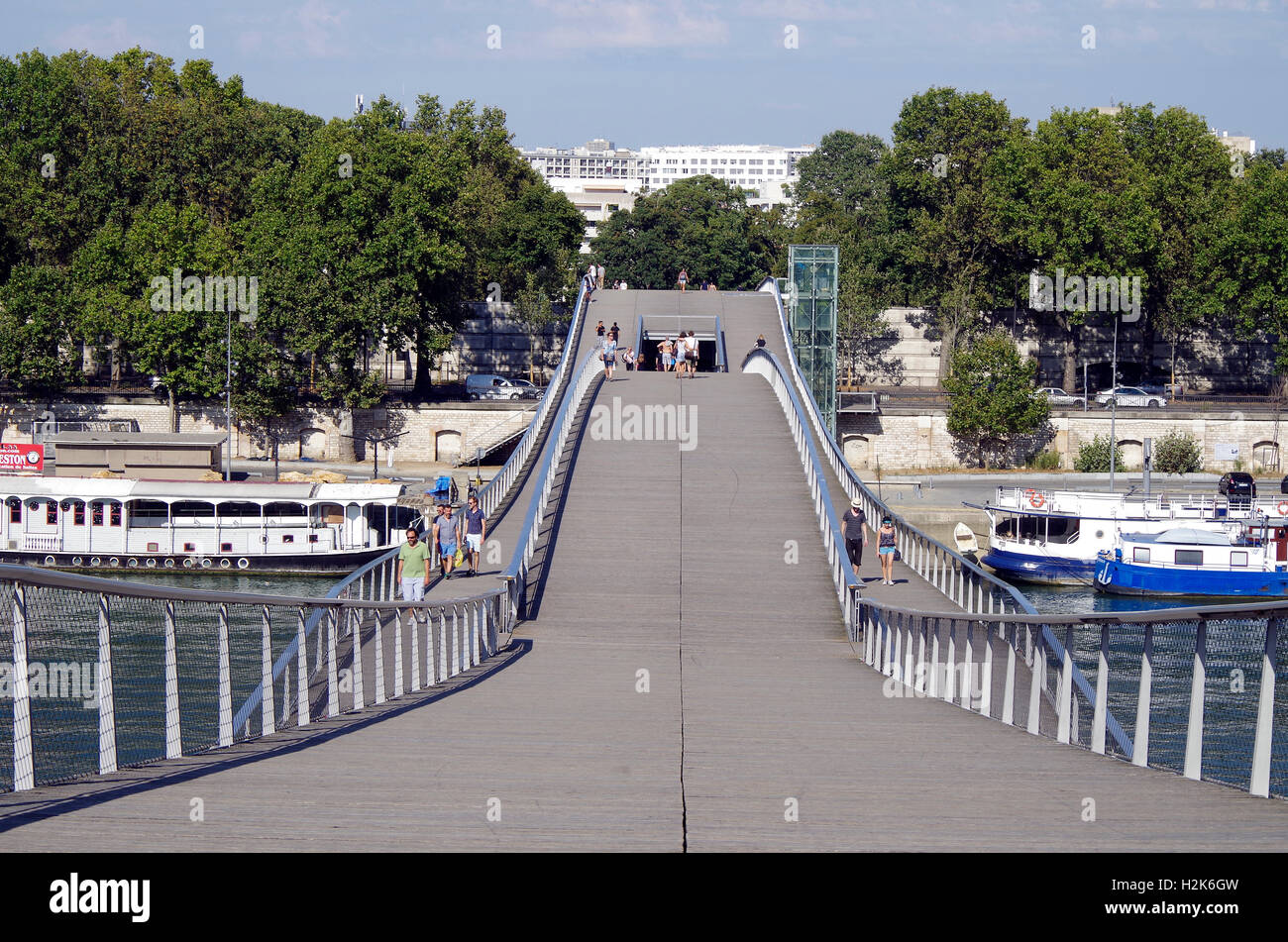 Paris, le Pont Simone de Beauvoir sur la Seine Banque D'Images