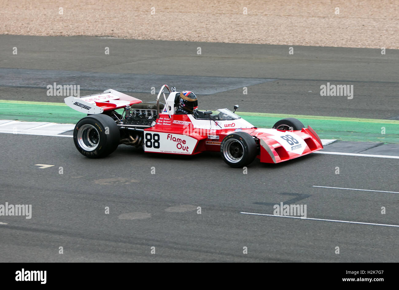 Une Surtees TS9 Voiture de course de Formule 1 en démonstration à la Silverstone Classic 2016 Banque D'Images