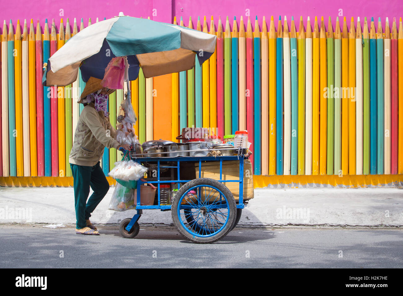 Vietnamienne avec chapeau conique, à vélo Banque D'Images