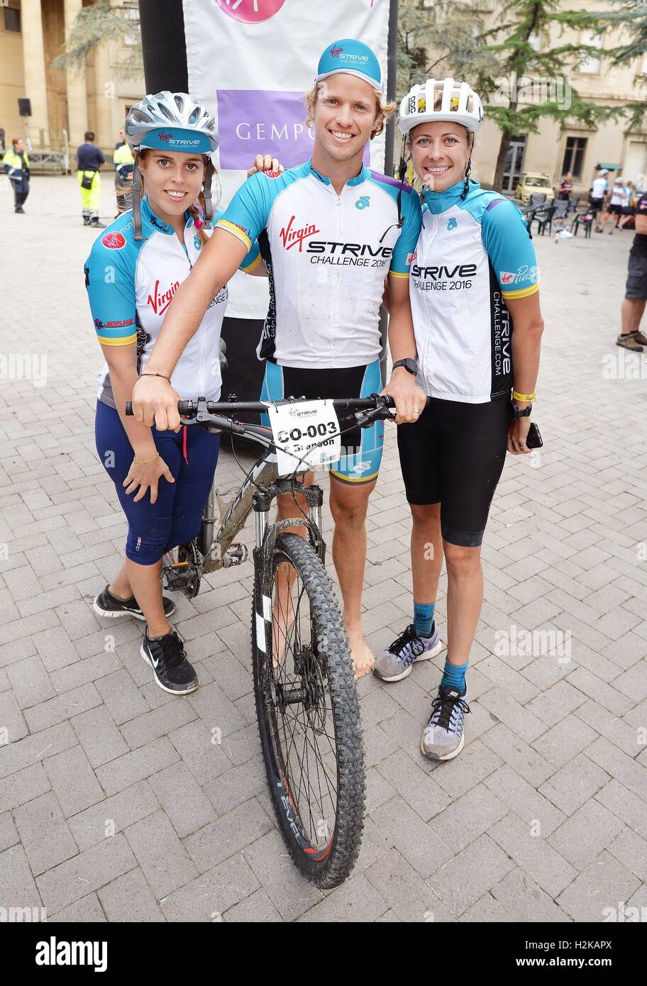 La princesse Beatrice avec Sam et Holly Branson, les enfants de Sir Richard Branson, après avoir terminé l'étape de vélo de montagne de la Vierge s'efforcer Défi 2016, dans lequel les participants ont couru, marché et cyclique pour la charité du Mont Cervin en Suisse, tout au long de la durée de l'Italie à l'île de la Sicile. Banque D'Images