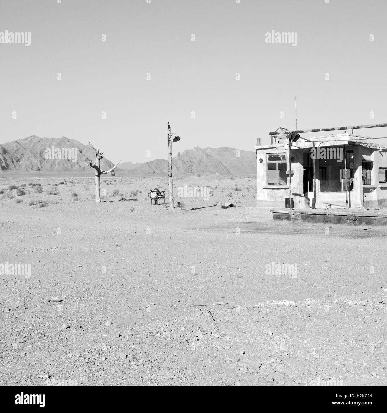 En Iran vieille station d'essence la montagne désert et personne ne l'arrière-plan Banque D'Images