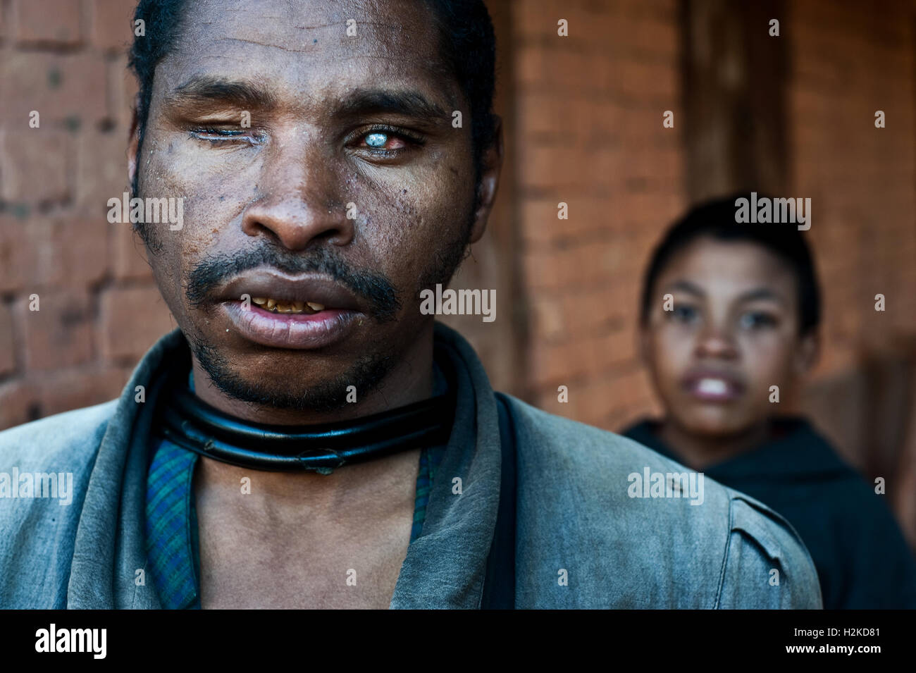 Homme aveugle  + helper dans l'arrière-plan ( Madagascar) Banque D'Images