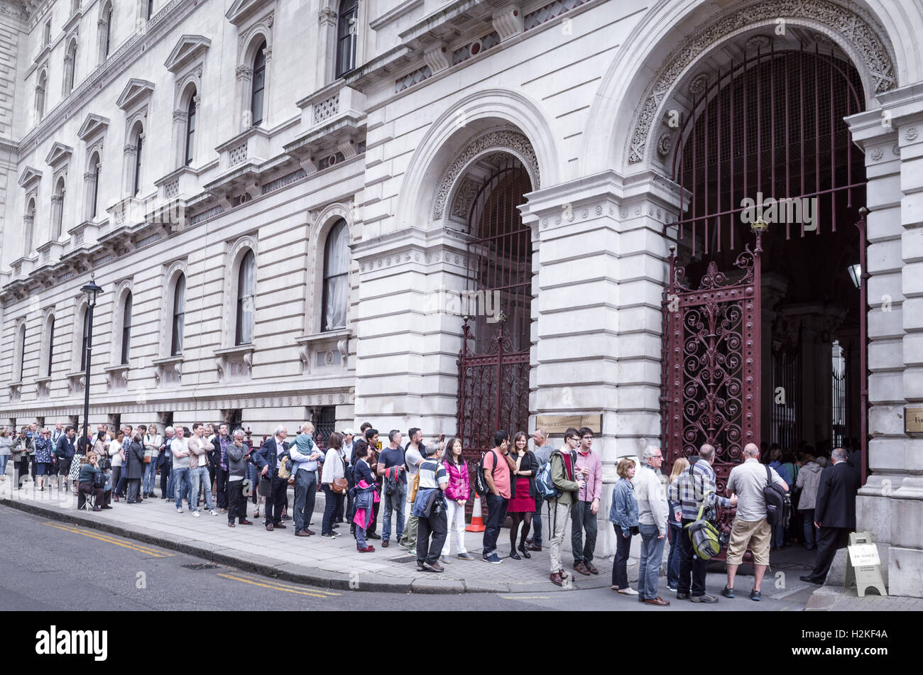 En dehors de la file d'FCO (ministère des Affaires étrangères et du Commonwealth), le Roi Charles Street, Londres, Angleterre, le week-end des portes ouvertes. Banque D'Images
