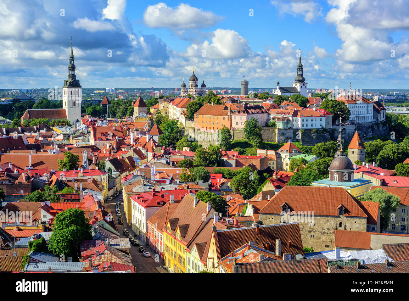 Vue panoramique sur le toit de tuiles rouges de la vieille ville médiévale de Tallinn et la colline de Toompea, l'Estonie Banque D'Images