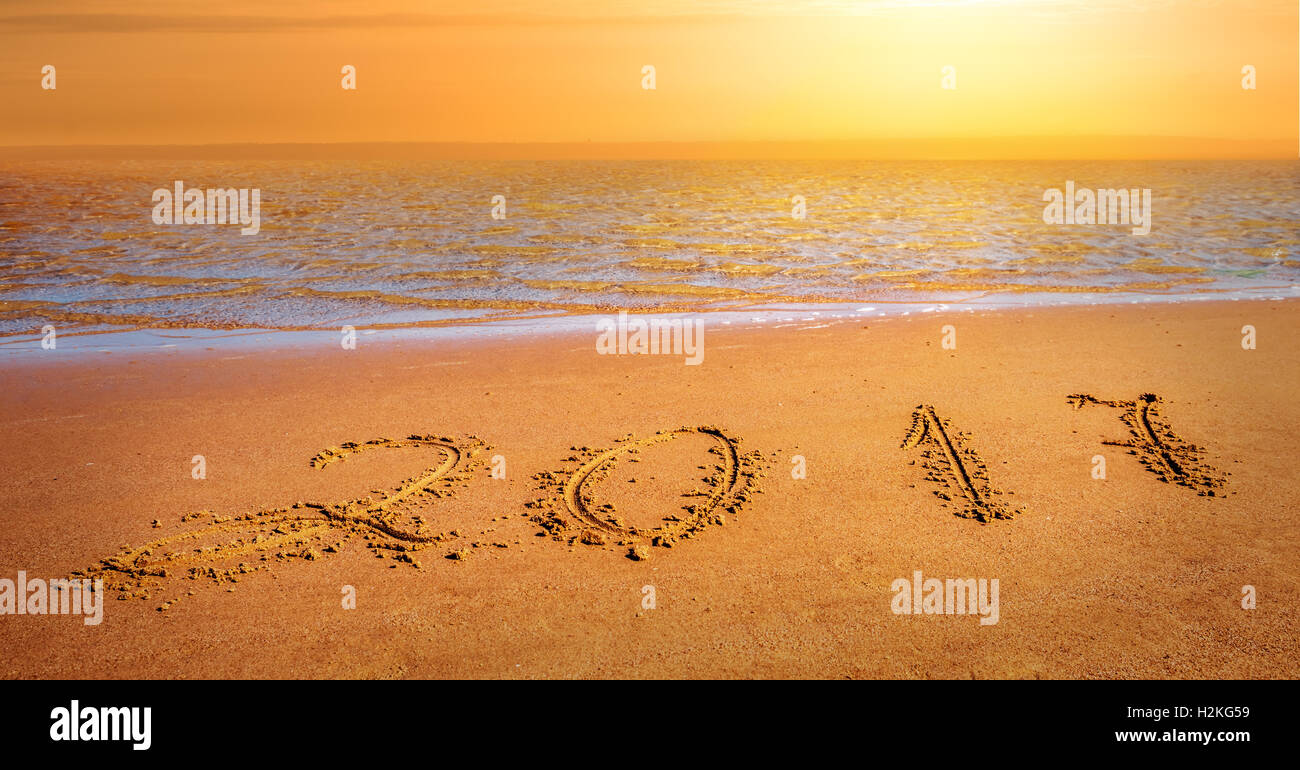Nouvelle année 2017 des chiffres sur le sable de la plage de l'océan Banque D'Images