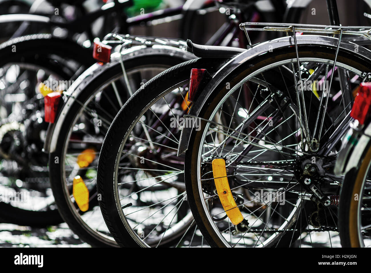 Parking vélos dans la grande ville européenne, journée d'été, Strasbourg Banque D'Images