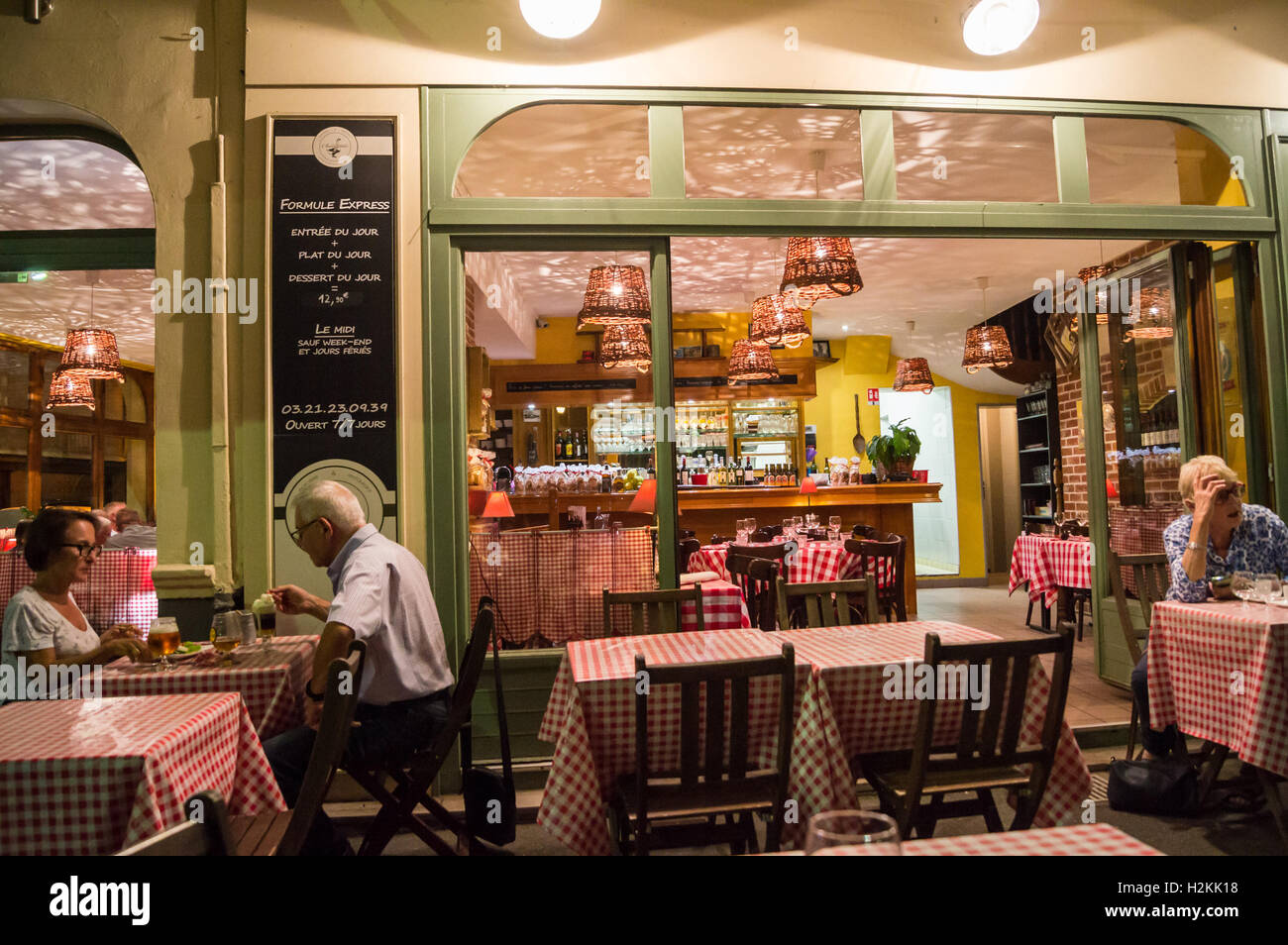 Un couple à l'extérieur manger le domaine de Chavagnac brasserie restaurant, Place de la Vacquerie, Arras, Pas-de-Calais, Picardie, hauts de France, France Banque D'Images