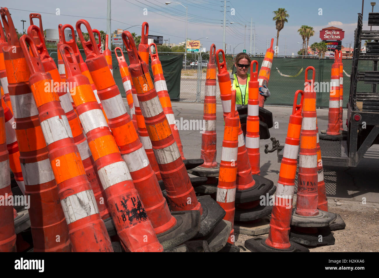 Las Vegas, Nevada - un travailleur stacks de barrières à un chantier de construction. Banque D'Images