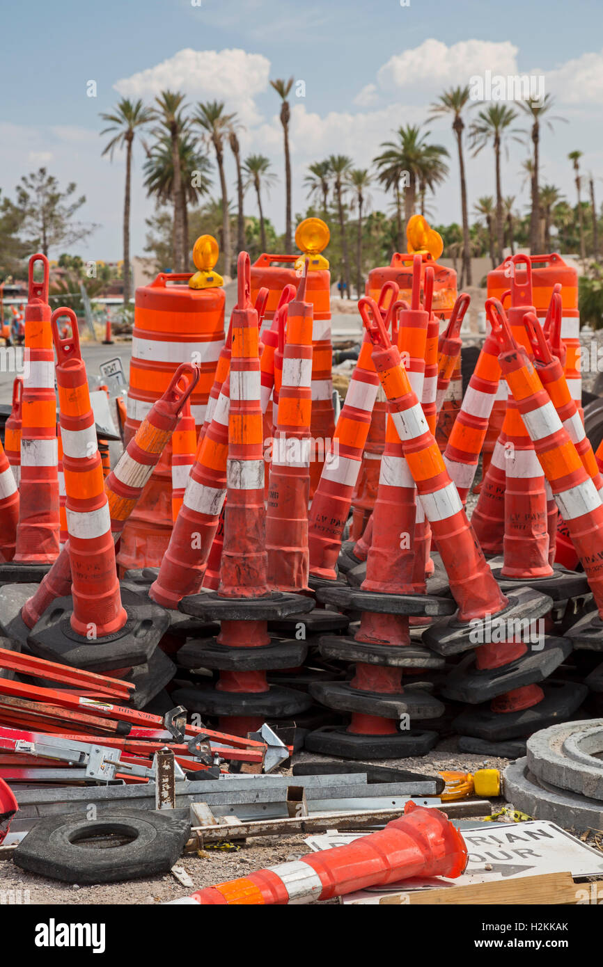 Las Vegas, Nevada - Barrières de circulation d'une route près de empilés site de construction. Banque D'Images