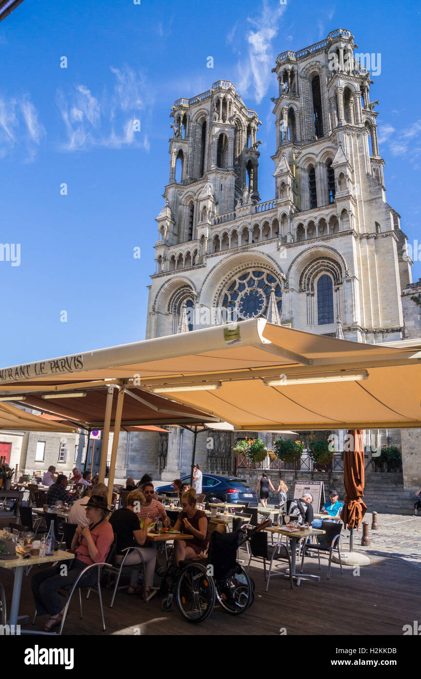 Cathédrale Notre-Dame et diners, Le Parvis brasserie restaurant, Laon, Aisne, Picardie, France Banque D'Images