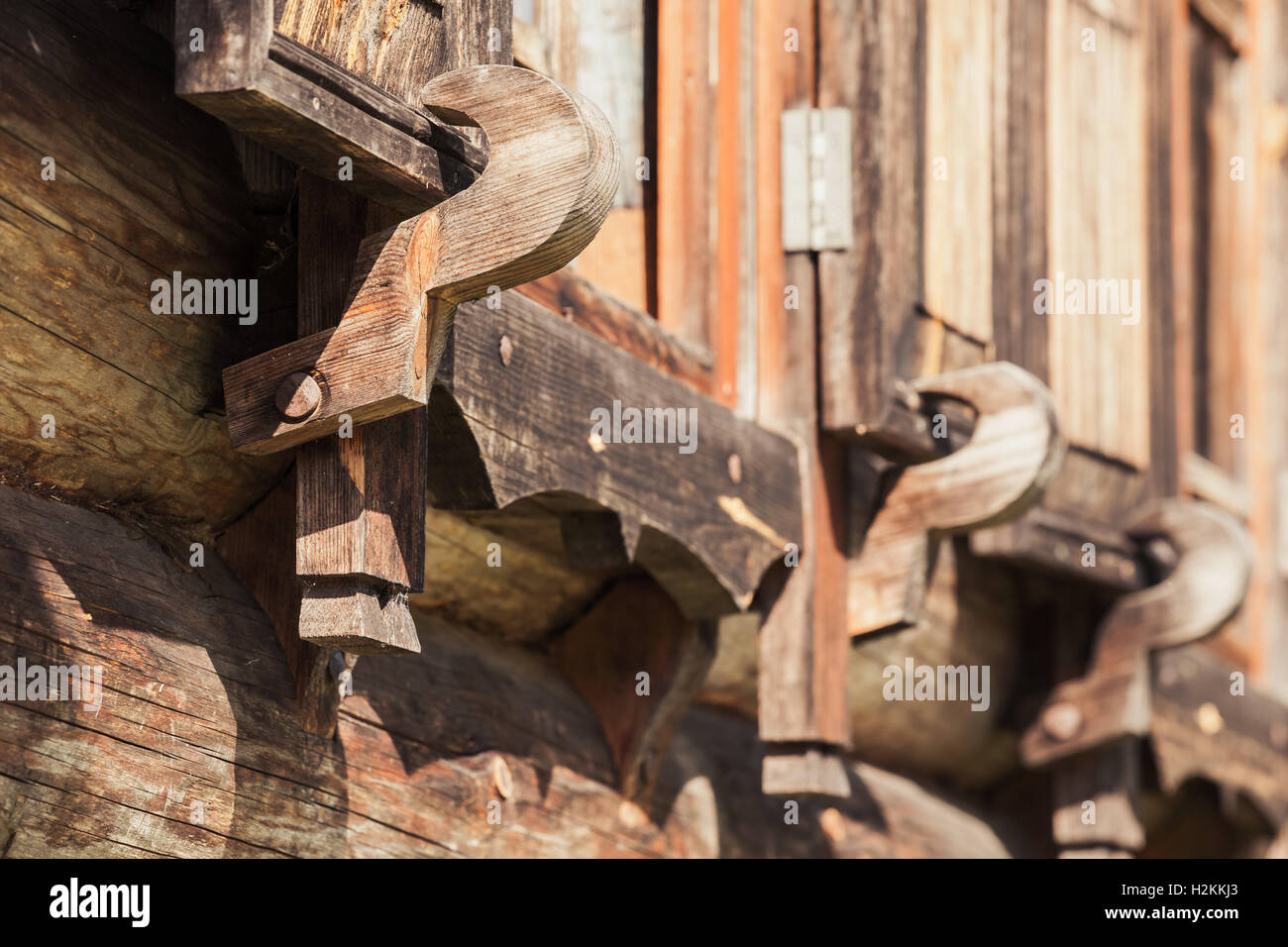 Loquet de volets en bois. Détails de l'architecture russe rurale traditionnelle. Photo Gros Plan avec selective focus Banque D'Images