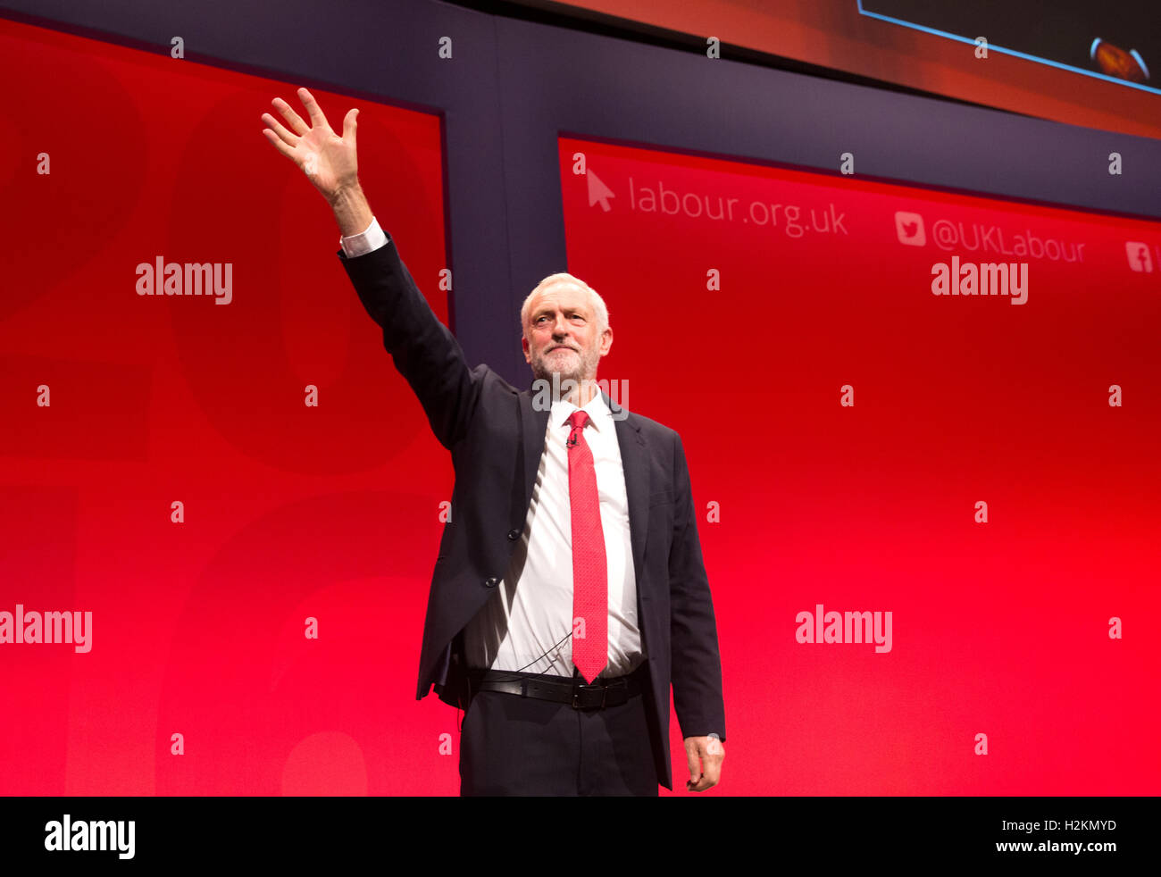 Leader du travail,les vagues,Jeremy Corbyn aux délégués après son discours à la conférence du parti travailliste à Liverpool Banque D'Images