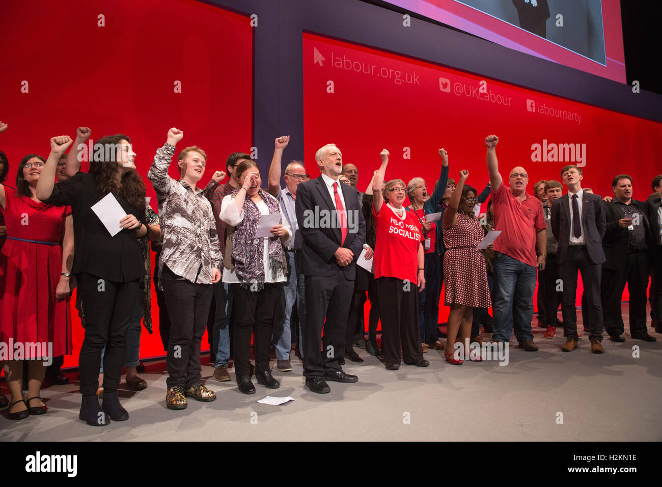 Leader du travail,Jeremy Corbyn, chante "Le drapeau rouge" et Jérusalem" lors de la conférence du parti travailliste Banque D'Images