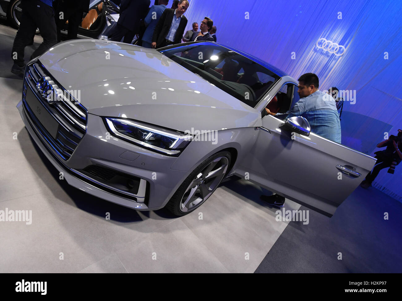 Paris, France. 28 Sep, 2016. L'Audi S5 est présenté au cours de la nuit du groupe Volkswagen à l'approche de l'Automobile de Paris à Paris, France, 28 septembre 2016. PHOTO : ULI DECK/dpa/Alamy Live News Banque D'Images