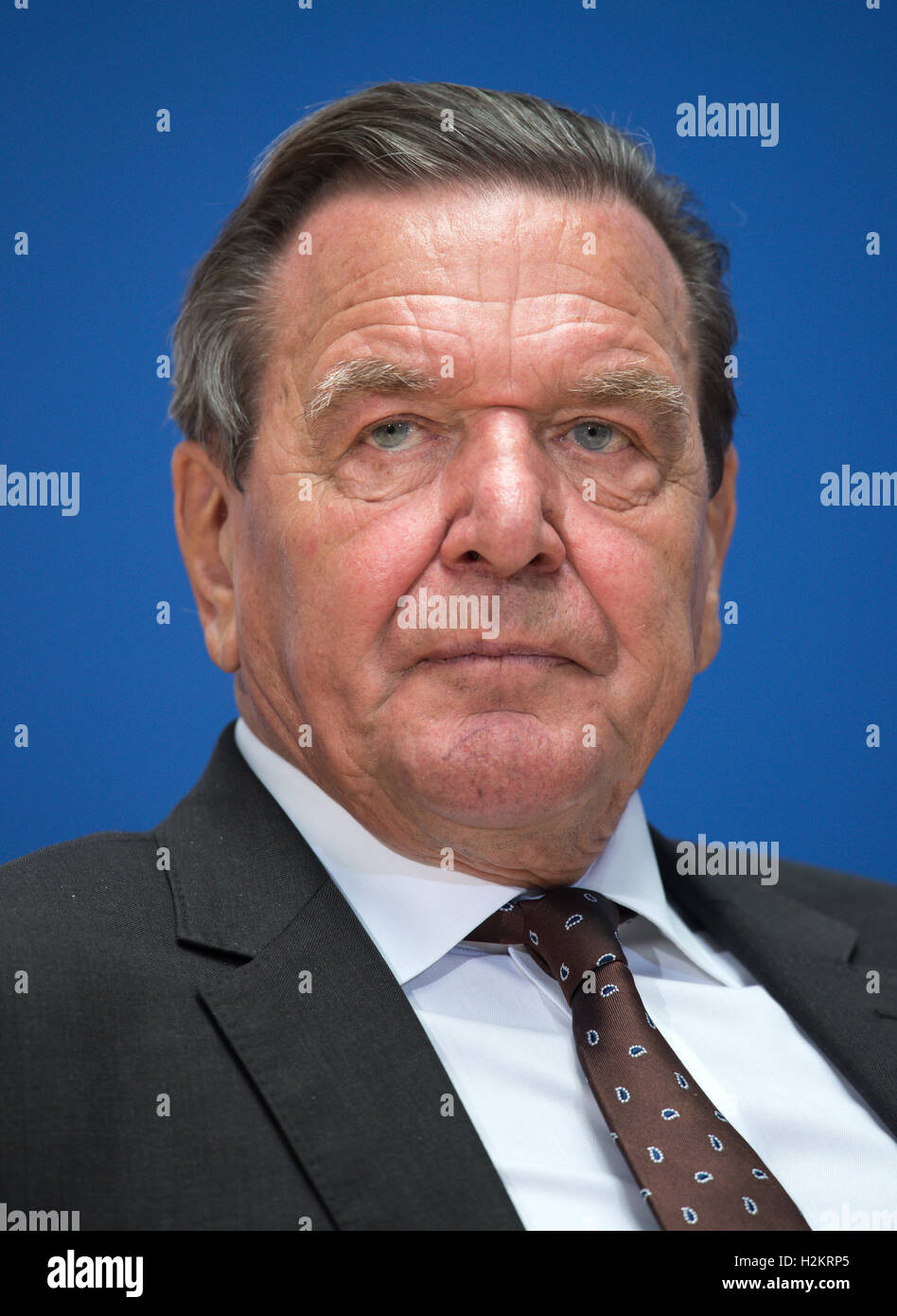 Berlin, Allemagne. Sep 29, 2016. L'ancien chancelier Gerhard Schröder (SPD) présentant la biographie 'Helmut Schmidt. Spaeten Die Jahre' (lit. 'La fin des années') par Thomas Karlauf à la Willy Brandt Haus à Berlin, Allemagne, 29 septembre 2016. PHOTO : Bernd VON JUTRCZENKA/dpa/Alamy Live News Banque D'Images