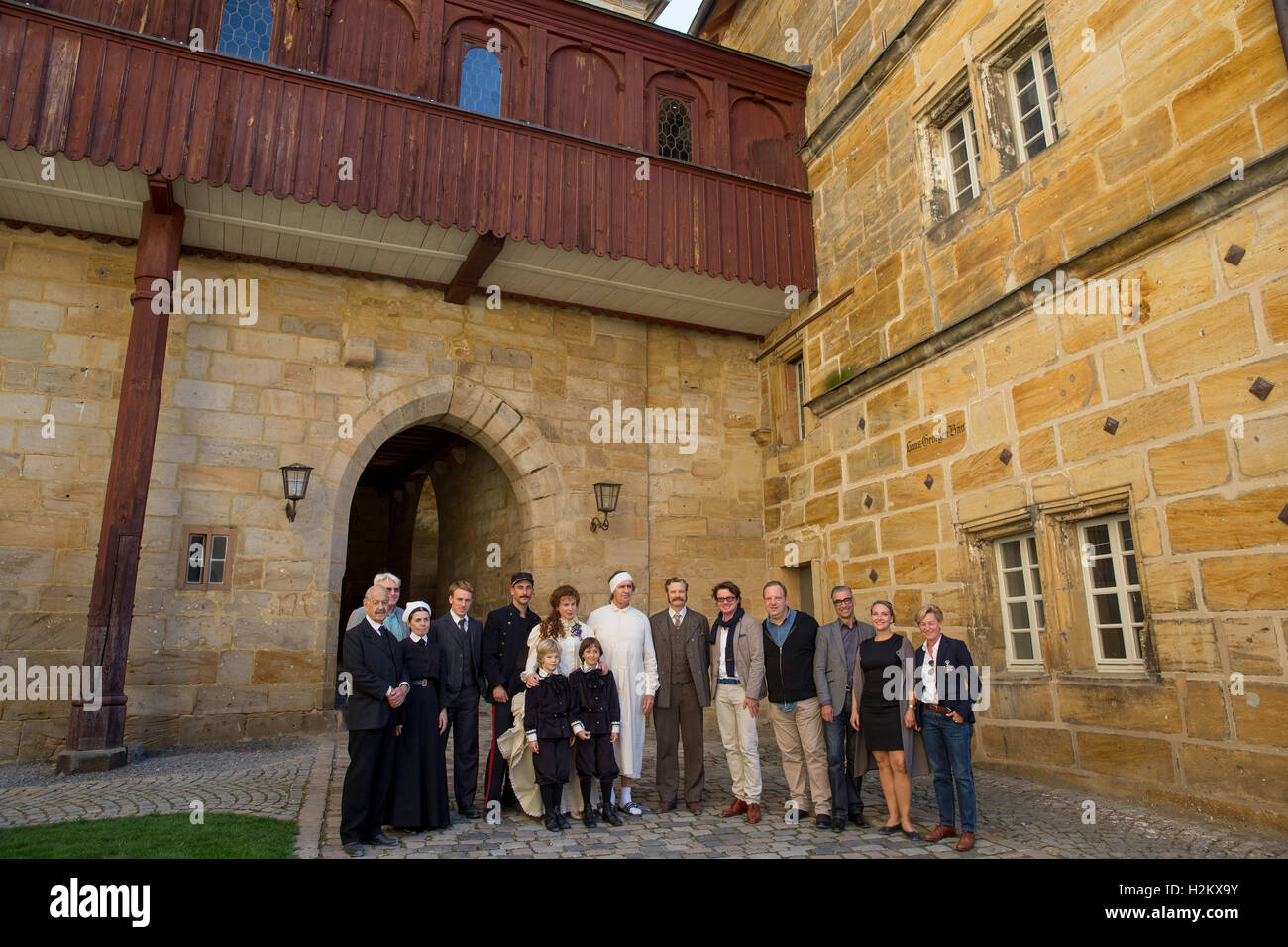 Thurnau, Allemagne. Sep 29, 2016 dpa-Exclusive. - L'acteur John Standing (l-r), Nikolaus Prediger (FilmFernsehFonds Bayern GmbH), acteurs Johanna Kirby, Edwin Thomas, Tom Colley et Emily Watson (comme Constance Wilde), Dylan (garçons/l) et Oliver (/r), acteurs Rupert Everett (comme Oscar Wilde) et Colin Firth (comme l'auteur Reggie Turner), les producteurs Philipp Kreuzer, Joerg Schulze, Andreas Konrad Johann, Beate Golembowski et Anja Metzger (FilmFernsehFonds Bayern GmbH), photographié pendant le tournage pour le Happy Prince à Thurnau, Allemagne, 29 septembre 2016. PHOTO : DANIEL KARMANN/DPA/Alamy Live News Banque D'Images