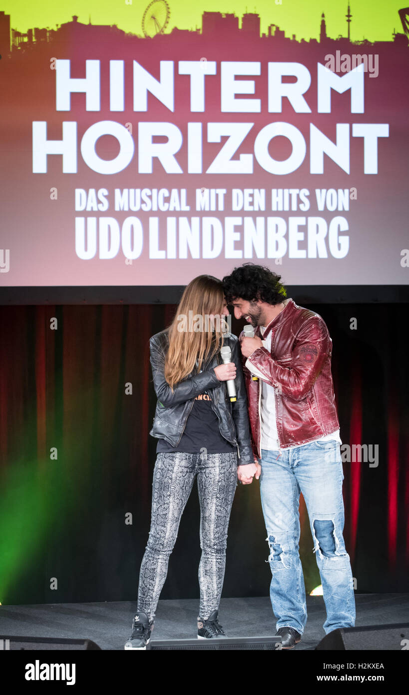 Hambourg, Allemagne. Sep 29, 2016. Serkan Kaya (r) qui joue de Udo Lindenberg, et Josephin Busch, qui joue la fille de Jessy "Berlin Est (l), photographié lors d'un photocall après une conférence de presse marquant le début des répétitions de la comédie musicale Hinterm Horizont à Hambourg, Allemagne, 29 septembre 2016. Hinterm Horizont s'ouvre dans le pays d'adoption Lindenberg de Hambourg le 10 novembre. Photo : Christian Charisius/dpa/Alamy Live News Banque D'Images