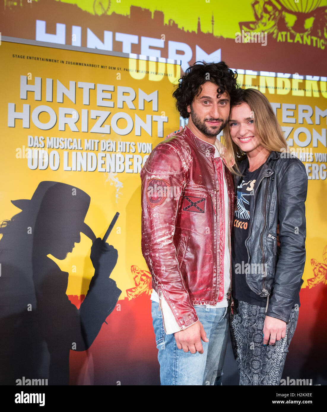 Hambourg, Allemagne. Sep 29, 2016. Serkan Kaya (l) qui joue de Udo Lindenberg, et Josephin Busch, qui joue la fille de Jessy "Berlin-Est (r), photographié lors d'un photocall après une conférence de presse marquant le début des répétitions de la comédie musicale Hinterm Horizont à Hambourg, Allemagne, 29 septembre 2016. Hinterm Horizont s'ouvre dans le pays d'adoption Lindenberg de Hambourg le 10 novembre. Photo : Christian Charisius/dpa/Alamy Live News Banque D'Images