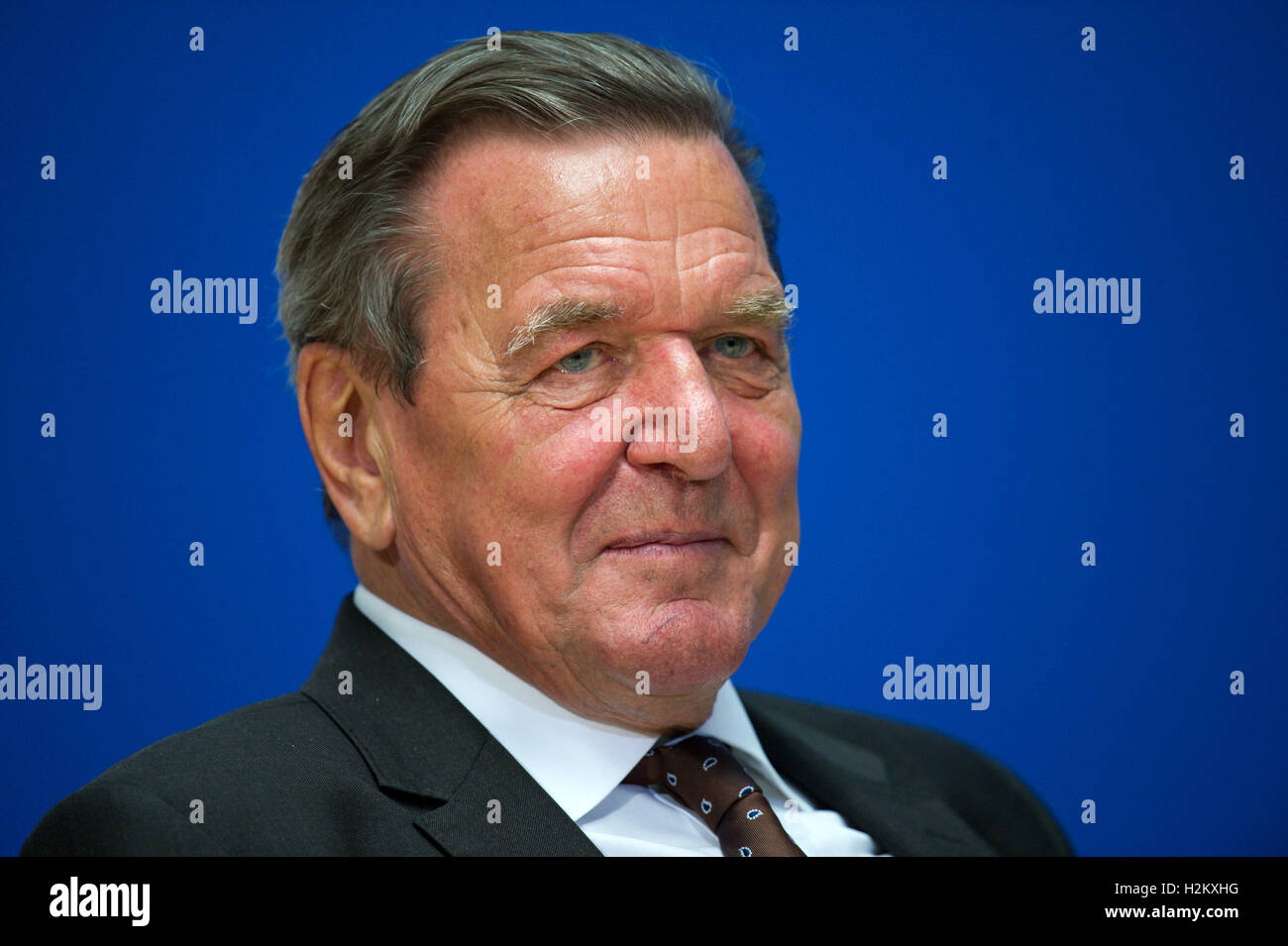 L'ancien chancelier allemand Gerhard Schröder (SPD) présentant la biographie 'Helmut Schmidt. Spaeten Die Jahre' (lit. 'La fin des années') par Thomas Karlauf à la Willy Brandt Haus à Berlin, Allemagne, 29 septembre 2016. PHOTO : Bernd VON JUTRCZENKA/dpa Banque D'Images