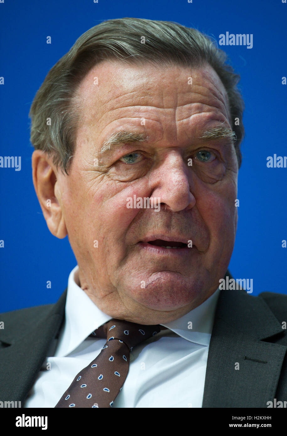 L'ancien chancelier allemand Gerhard Schröder (SPD) présentant la biographie 'Helmut Schmidt. Spaeten Die Jahre' (lit. 'La fin des années') par Thomas Karlauf à la Willy Brandt Haus à Berlin, Allemagne, 29 septembre 2016. PHOTO : Bernd VON JUTRCZENKA/dpa Banque D'Images