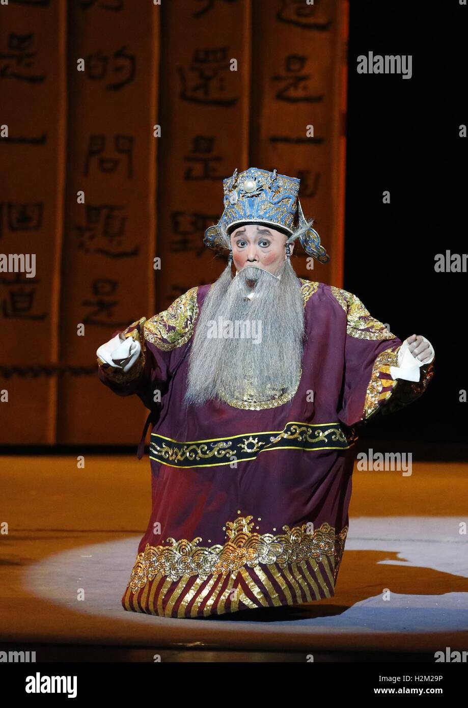 Chicago, USA. 28 Sep, 2016. Un acteur de théâtre de l'Opéra de Pékin Shanghai effectue "la vengeance du Prince Zi Dan' à Harris Theater de Chicago, États-Unis, le 28 septembre 2016. L'opéra est basé sur le très connu de la célèbre pièce de Shakespeare "Hamlet". © Wang Ping/Xinhua/Alamy Live News Banque D'Images