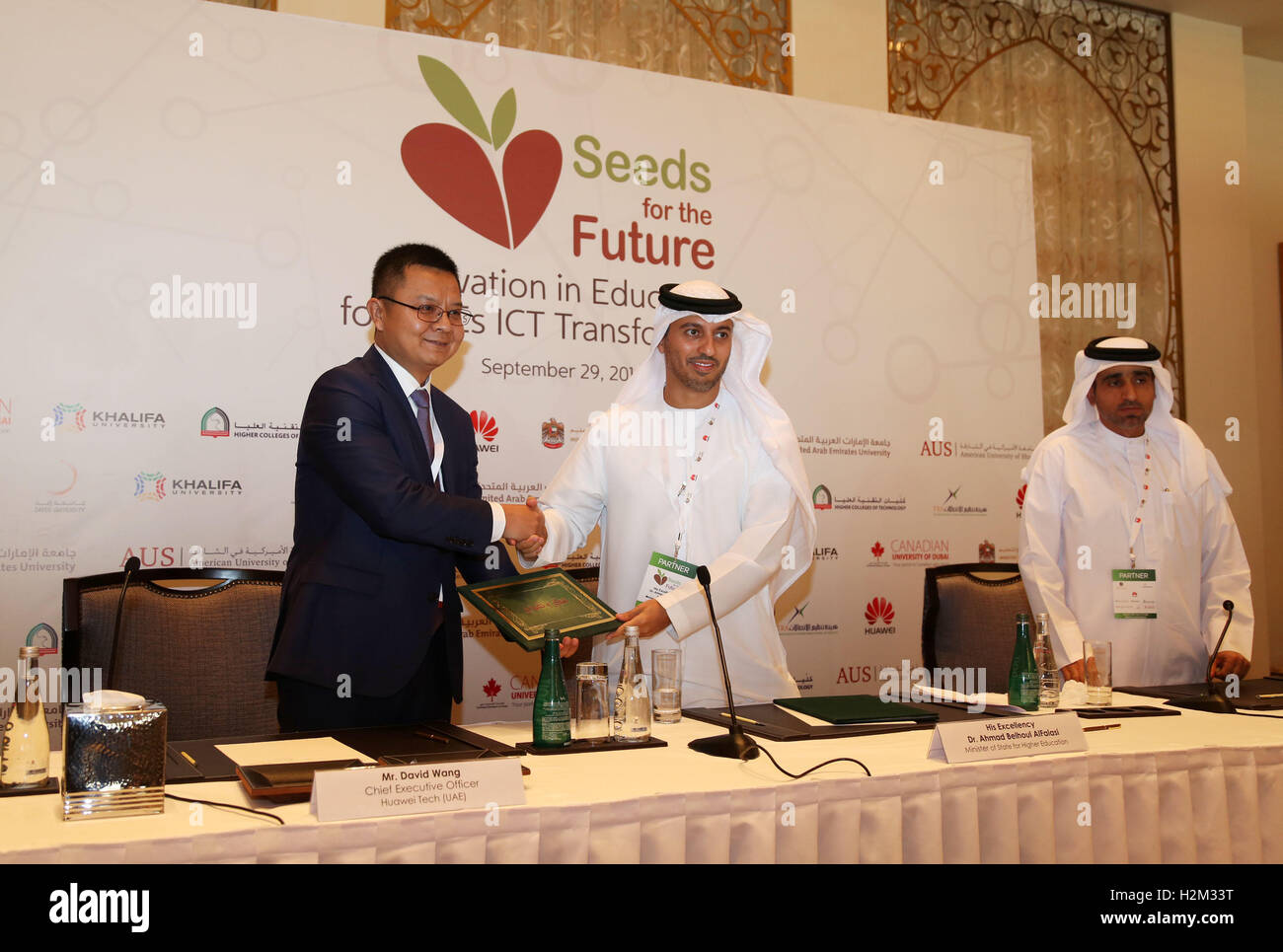 (160930) -- Dubai, 30 septembre 2016 (Xinhua) -- Wang Chengdong (L), le chef de la direction de la société Huawei dans les Emirats arabes unis (EAU), serre la main avec Ahmed Felahi (C), un fonctionnaire chargé de l'enseignement supérieur de l'eau, après la signature des accords de coopération le à Dubaï, Émirats arabes unis, le 29 septembre, 2016. La Chine a déclaré jeudi ici Huawei il a lancé en collaboration avec les Emirats arabes unis (EAU) le « graines pour l'avenir de l'éducation, 2016 Défi' un concours national avec six universités à travers l'état arabe du Golfe. Le but du défi est de Banque D'Images