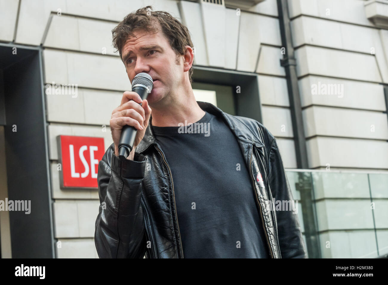 Londres, Royaume-Uni 29 septembre 2016. Dans le cadre de la LSE a 3 jours 'résister' Festival, Simon Elmer d'architectes pour le logement social (ASH) donne une longue et détaillée de mise en accusation, la propriété intellectuelle des taches d'une étude réalisée par un groupe d'universitaires de la LSE qui produit un rapport sur le développement d'un village, Kidbrooke par Berkeley Homes et le Sud de l'immobilier depuis 2009 sur le site de la LCC-construit Ferrier Estate dans SE London, qui a été délibérément vers le bas, diabolisé et vidé par la municipalité de Greenwich à partir de 1999. Crédit : Peter Marshall/Alamy Live News Banque D'Images