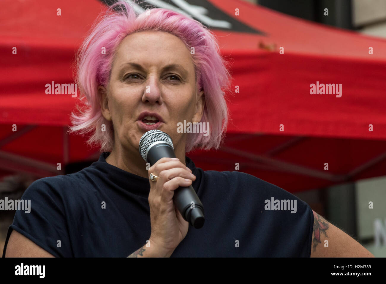 Londres, Royaume-Uni 29 septembre 2016. Lisa McKenzie, organisateur de la LSE a 3 jours 'résister' Festival, parle après la présentation de Simon Elmer d'architectes pour le logement social (ASH) d'une longue et détaillée d'accusation, la propriété intellectuelle des taches d'une étude réalisée par un groupe d'universitaires de la LSE qui produit un rapport sur le développement d'un village, Kidbrooke par Berkeley Homes et le Sud de l'immobilier depuis 2009 sur le site de la LCC-construit Ferrier Estate dans SE London, qui a été délibérément vers le bas, diabolisé et vidé par la municipalité de Greenwich à partir de 1999. Crédit : Peter Marshall/Alamy Live News Banque D'Images