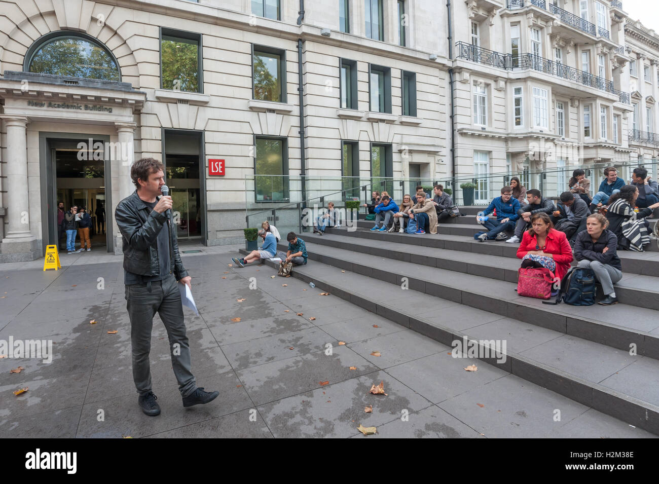 Londres, Royaume-Uni 29 septembre 2016. Dans le cadre de la LSE a 3 jours 'résister' Festival, Simon Elmer d'architectes pour le logement social (ASH) donne une longue et détaillée de mise en accusation, la propriété intellectuelle des taches d'une étude réalisée par un groupe d'universitaires de la LSE qui produit un rapport sur le développement d'un village, Kidbrooke par Berkeley Homes et le Sud de l'immobilier depuis 2009 sur le site de la LCC-construit Ferrier Estate dans SE London, qui a été délibérément vers le bas, diabolisé et vidé par la municipalité de Greenwich à partir de 1999. Crédit : Peter Marshall/Alamy Live News Banque D'Images