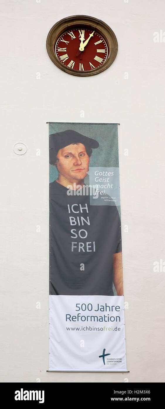 Bretten, Allemagne. Sep 30, 2016. Une affiche avec le portrait de Martin Luther est suspendu à l'église Schwanenburg à l'ouverture de la commémoration de la réforme de l'Église d'état de Bade à Bretten, Allemagne, 30 septembre 2016. Photo : Ronald WITTEK/dpa/Alamy Live News Banque D'Images