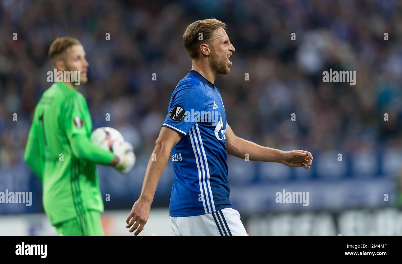 L'Benedikt Howedes Schalke pendant le match du FC Schalke 04 contre RB Salzbourg sur le deuxième jour de match de l'Europa League à la Veltins Arena de Gelsenkirchen, Allemagne, 29 septembre 2016. PHOTO : GUIDO KIRCHNER/dpa Banque D'Images