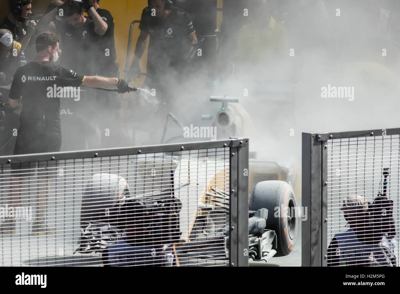 Kuala Lumpur, Malaisie. Septembre 30, 2016. Renault F1 voiture, conduit par Kevin Magnussen, le moteur a pris feu dans le garage avant de Renault. Magnussen s'échapper indemne. Credit : Danny Chan/Alamy Live News. Banque D'Images