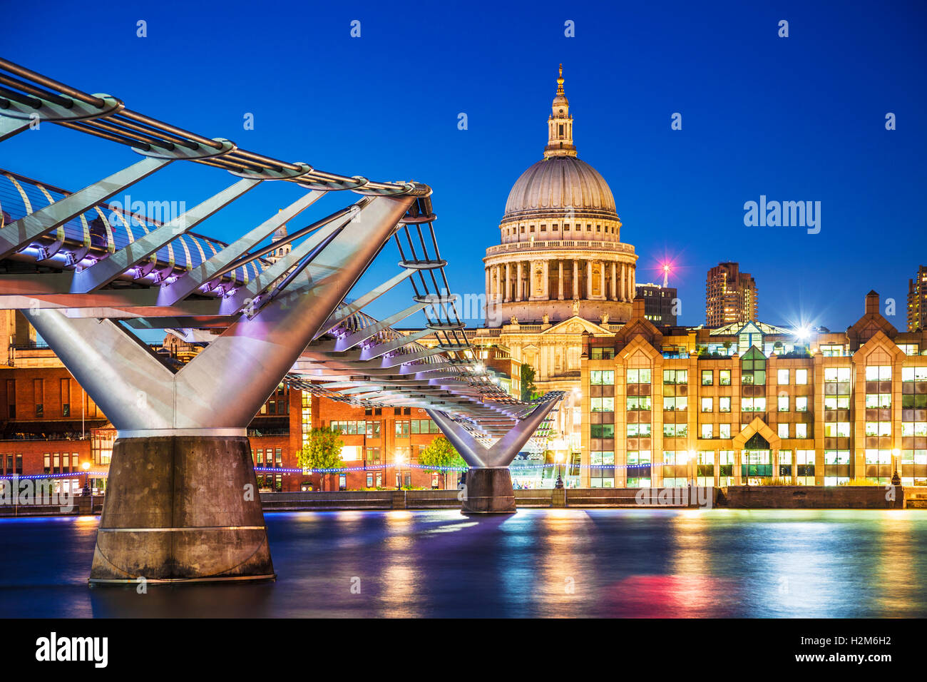 Le Millennium Bridge et de la Cathédrale St Paul à Londres au crépuscule. Banque D'Images