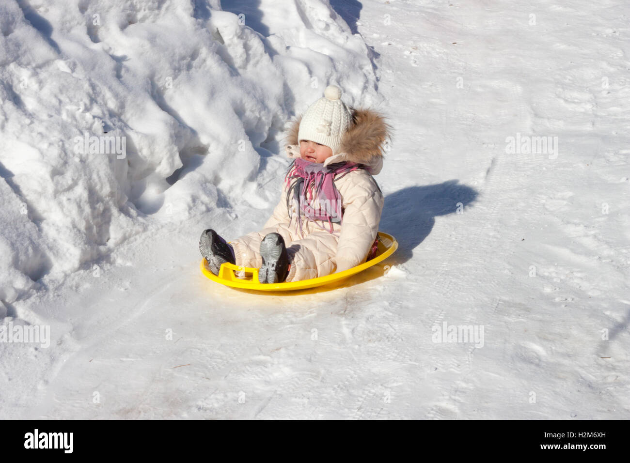 Équitation enfant roller coaster en hiver Banque D'Images