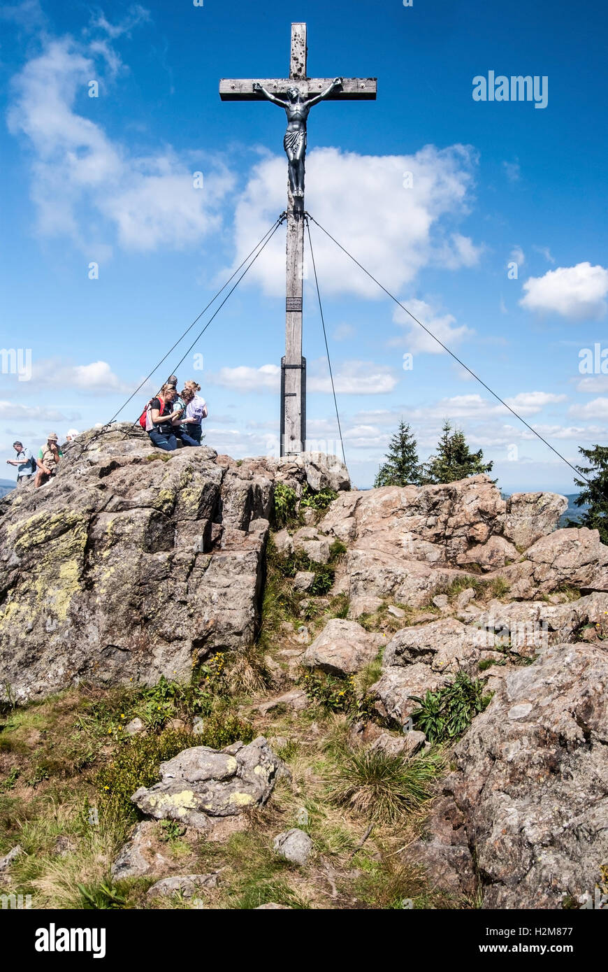 Grosser rachel hill dans les montagnes de la forêt bavaroise avec des pierres, croix et touristes au cours de journée d'été avec ciel bleu et quelques nuages Banque D'Images