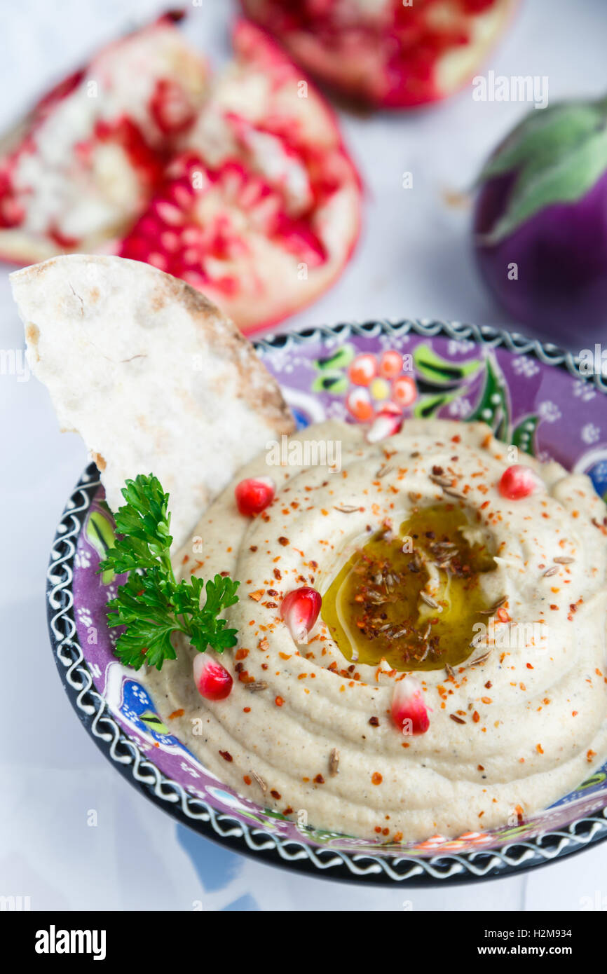 Arabe Baba Ghanoush close-up sur la plaque et les composants Le tableau vertical. Banque D'Images