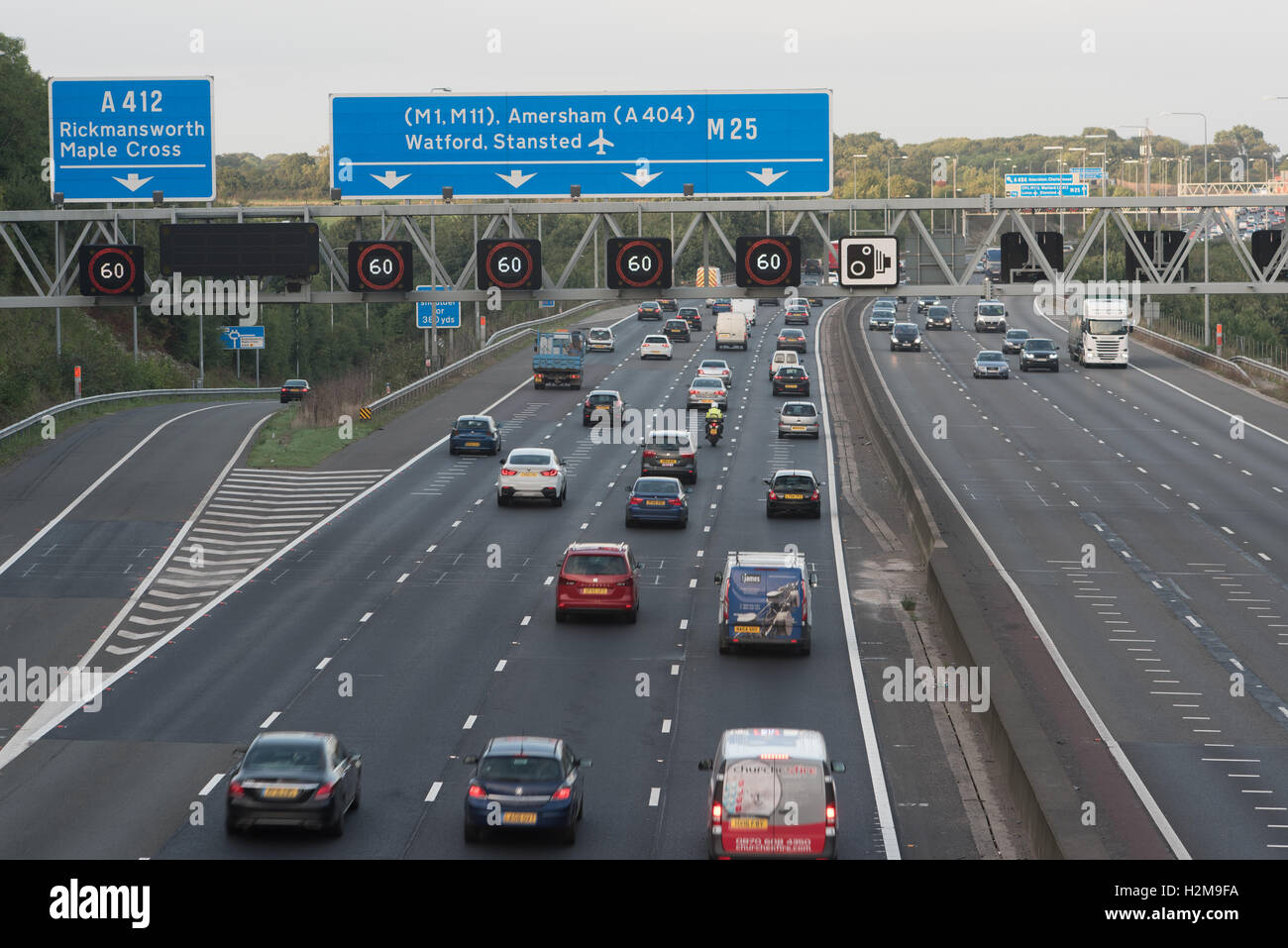 M25 du trafic vers le sud-ouest à côté de J17 avec limitation de vitesse d'autoroute intelligente bras Banque D'Images