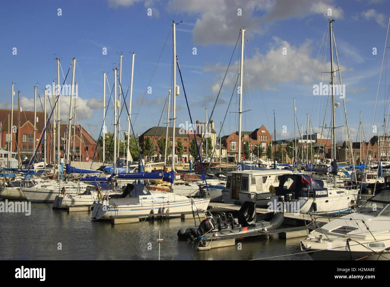 Marina de Hull angleterre bateaux à voile ciel bleu avec des nuages Banque D'Images