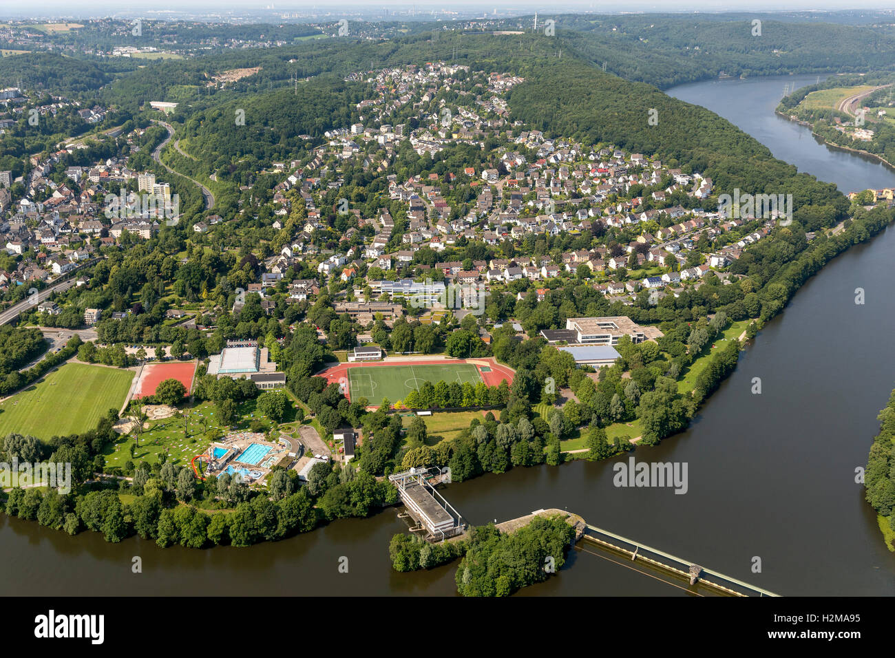 Vue aérienne de l'école, centre, Bleichstein, terrain de sport, les barrages borne moulin, vue aérienne de Herdecke, Ruhr, Rhénanie du Nord-Westphalie Banque D'Images