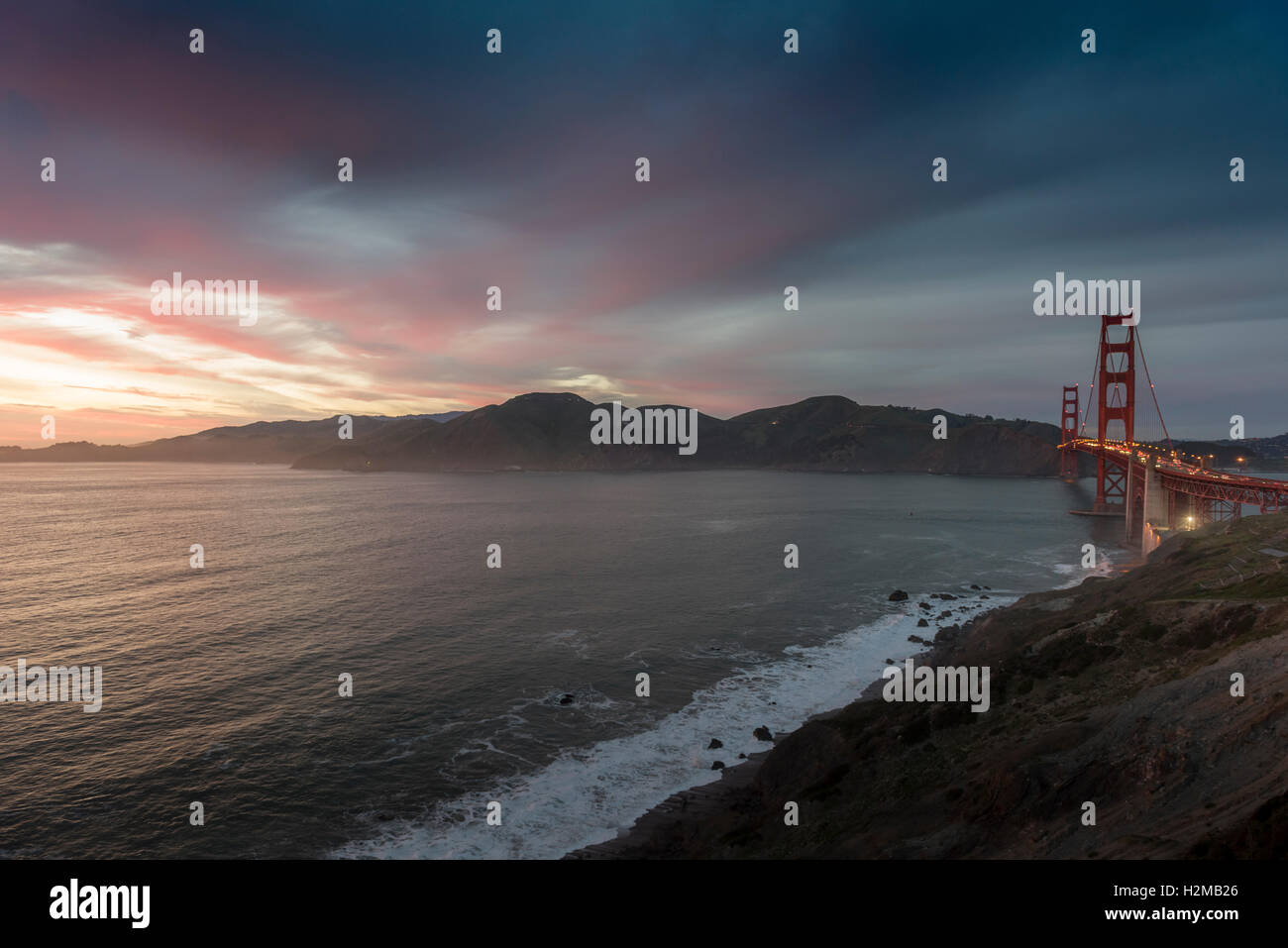 Coucher de soleil sur la côte californienne montrant le Golden Gate Bridge travers de l'entrée de la baie de San Francisco. USA. Banque D'Images