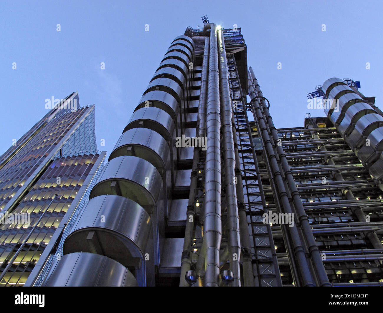 Lloyd's Building London au crépuscule, City of London, Lime Street, Angleterre, Royaume-Uni - conçu par l'architecte Richard Rogers 1986 Banque D'Images