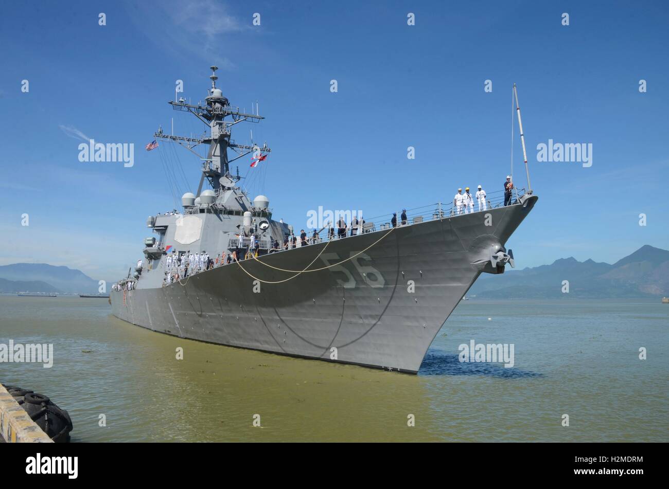 La marine américaine de la classe Arleigh Burke destroyer lance-missiles USS John S. McCain arrive dans un port pour l'activité d'engagement naval Vietnam prendre le 29 septembre 2016, à Da nang, Vietnam. Banque D'Images