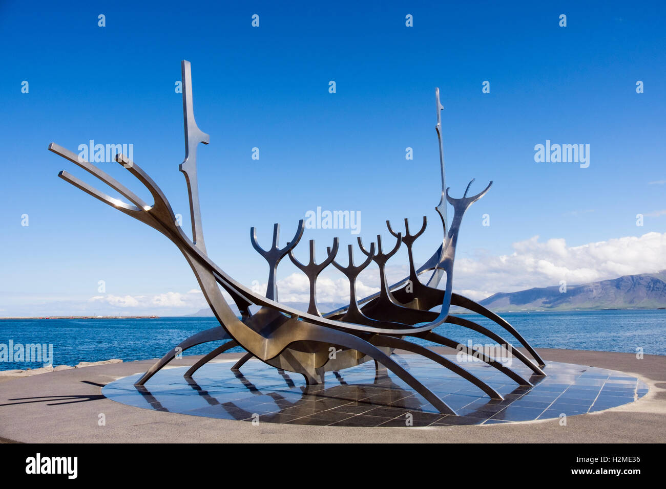 Sculpture en acier Viking ship 'Voyager' ou 'Solfar" par John Gunnar Arnason 1971 sur le front de mer de Reykjavik mur. Saebraut, Reykjavik, Islande Banque D'Images