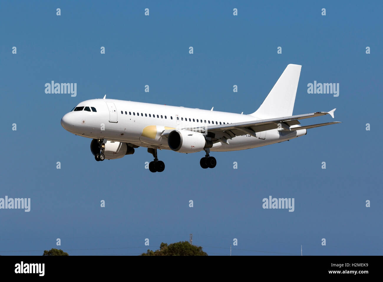 Airbus A319-111 Aviation Hyperion [9H]-BLT arrivant la piste 31 dans toutes les couleurs de blanc, avec quelques panneaux remplacés dans primer. Banque D'Images