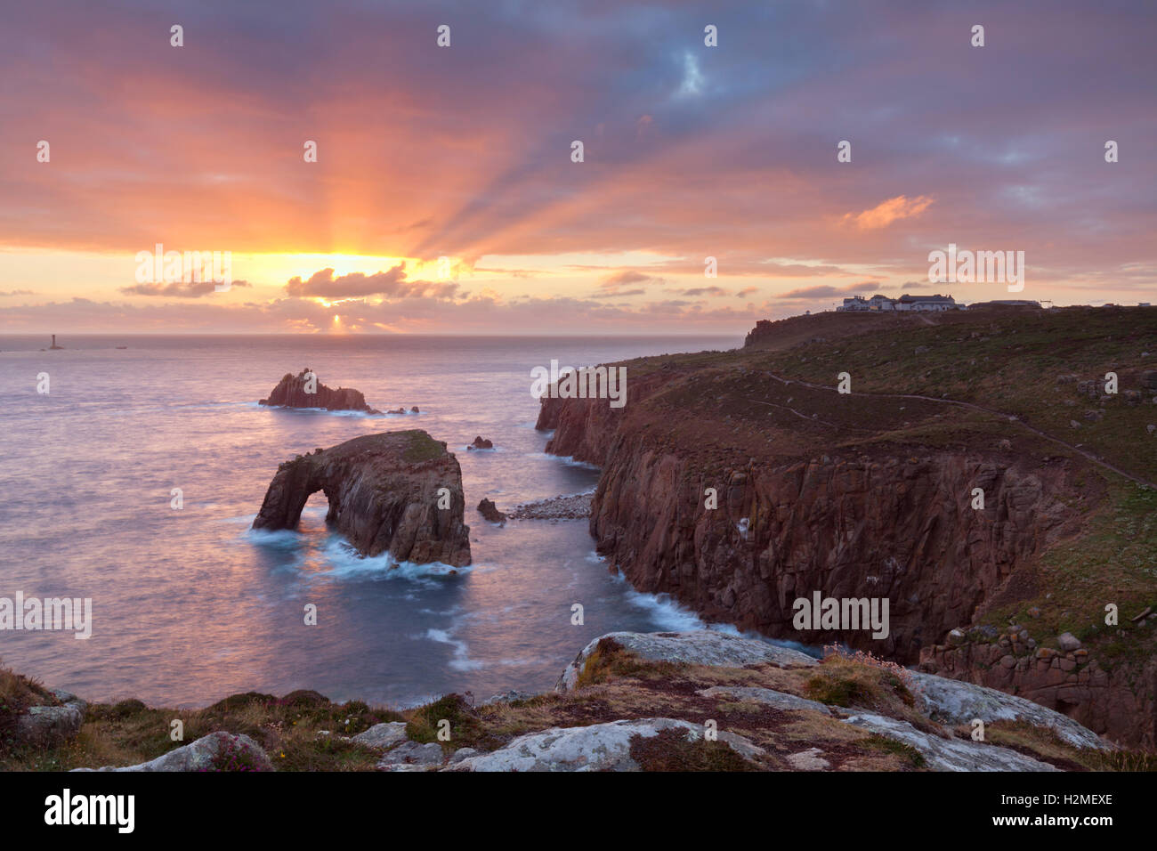 Coucher de Lands End, Dodnan Enys, armé chevalier, Cornwall UK Banque D'Images