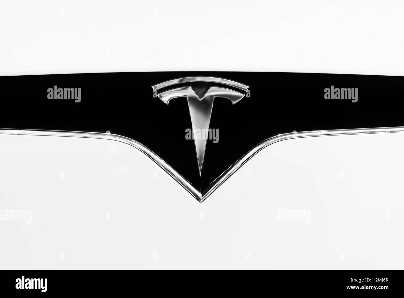 Tesla Motors voiture électrique sur un emblème de capot blanc 2017 X Tesla marque logo libre Banque D'Images