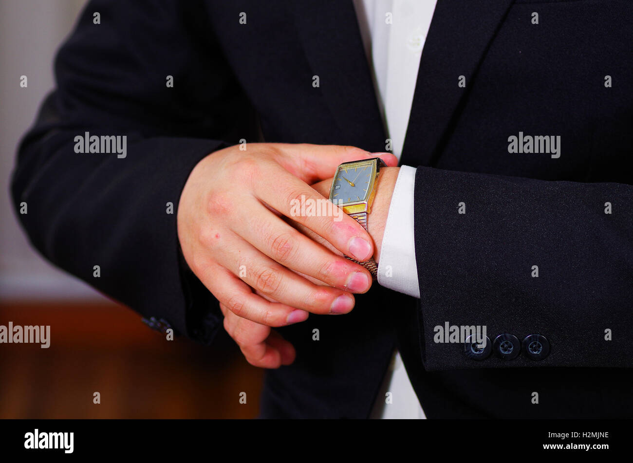 Le bras de l'homme libre portant costume, réglage de la montre-bracelet  d'argent à l'aide de mains, les hommes s'habiller concept Photo Stock -  Alamy