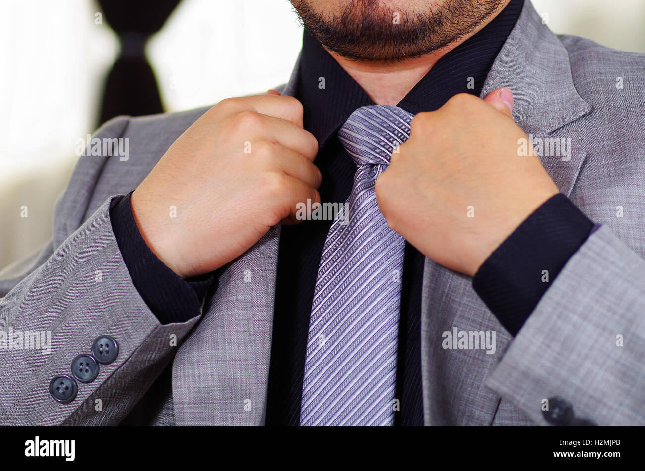 L'homme libre de la poitrine portant costume et cravate officielle, réglage  à l'aide de collier veste des mains, les hommes s'habiller concept Photo  Stock - Alamy