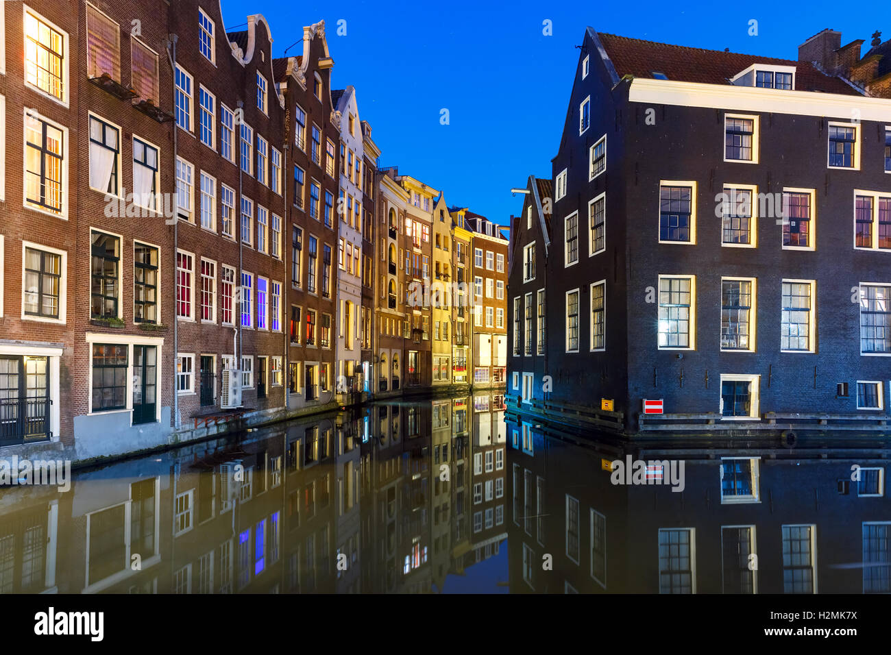 Nuit maison typique hollandaise, Amsterdam, Pays-Bas. Banque D'Images